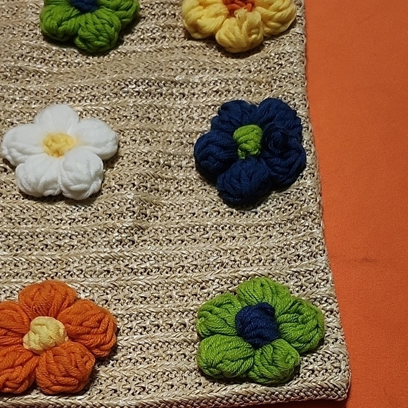 Stylish Tan and Green Tote Bag with Ample Space - Picture 7 of 12